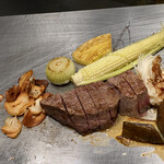 ステーキ ベンガル - １人分が目の前の鉄板（加熱）に提供されました。
      ペコロスとそうめんかぼちゃと普段はあまり口にしない野菜も魅力♪