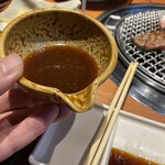 Yakiniku Tokori Kintare - 特製の玉ねぎのタレ