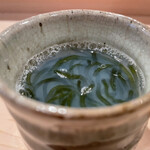 登喜和鮨 - 村上産海素麺(紅海蘊)に阿賀野川産蜆出汁