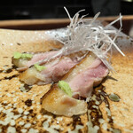 YAKITORI 燃 es - 姫っこ地鶏腿のたたきは、炭炙り後にアルミホイルに包んで予熱を加え、最後は藁を燻しての薫香付！
      乗っけから職人の技が光ります‼︎