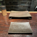 YAKITORI 燃 es - いよいよ焼鳥の始まりです！
      お皿もセンス抜群で期待が膨らみます‼︎