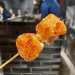 YAKITORI 燃 es - 焼鳥の人気部位投票でもイチニを争うらしい、
      肩周りの振袖は企業秘密の細工が施されており、
      恐らく、ここでしか味わえないでしょう！
      滴り落ちる寸前の肉汁に改めて生唾ゴクリ♬