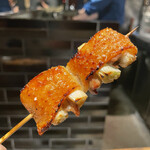 YAKITORI 燃 es - もはや代名詞ともなりつつ有る一本のくるみねぎまは、バリバリとした皮の食感と肉の旨味をたっぷりと吸い取ったネギとのマリアージュが最高です♬