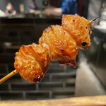 YAKITORI 燃 es - 狐色に丁寧に焼き上げた脂の塊、
      お好きな方多数ですがコレで3羽分と
      何気に希少部位です！