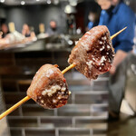 YAKITORI 燃 es - 綺麗にトリミングされたズリは、
      離れて打たれてますが、焼きにより
      縮んで離れただけですよ。