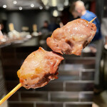 YAKITORI 燃 es - コレ一本で鳥1羽分の希少部位です！
      濃厚な内腿の旨味が堪りません♬