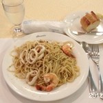 パスタ デ アリオスト - 2012.10.21(日)13時半20分待ち 海老イカガーリックスパ1100円＼(^o^)／美味しい！