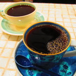 MOKICHI珈琲 - パナマ・コトワ・ダンカン農園オーガニック／シティーロースト（手前）と後の月、夜長ブレンド（奥）