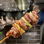 YAKITORI 燃 es - コリコリとした食感の砂肝の周りの部位は
      間に挟んだネギと共にいただく事で最高の
      一本に昇華致します！
