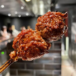 YAKITORI 燃 es - 粗挽きの捏は燻製の金柑と共に頂く事で
      薫香と卵黄のネットり感が加わり何とも最高です！