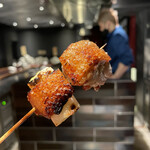 YAKITORI 燃 es - ソリ周りの皮を、下に刺す葱に被せるが為に
      敢えて長めに処理された一本は、
      提供時に上下切り離しをする
      粋な計らい迄加わる、最後の最後迄
      計算された素晴らしい一本です！