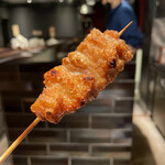 YAKITORI 燃 es - 皮は30分近く手塩に掛けてじっくり焼き上げます！
      見たことも食べた事も無い食べるべき一本ですね！