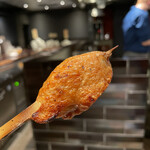 YAKITORI 燃 es - 手羽を鳥脂でコンフィし焼き上げた一本は
      手羽好きならコレまた食べるべき一本ですが
      毎回有るとは限らずにて、気になった方は
      ダメ元でお尋ねして下さい！笑