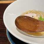 YAKITORI 燃 es - 澄んだ塩スープはしっかりと旨味が染み渡り
      コレだけでラーメン屋さんが営めますねぇ