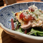 とり茶太郎 - ホロホロ鳥胸と腿たたきに佐藤錦、サラダ春菊、赤軸法蓮草、山山葵