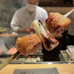 とり茶太郎 - 茶太郎さんの特徴的なネギが長いねぎまは、じっくり火入れが加えられますので、どうしてもネギは焦げるのですが最後にハサミで切り剥がされますので苦味は皆無で寧ろ甘い位です！