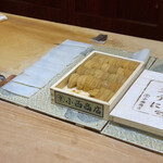 兄弟寿し - 出番を待つ道産ムラサキ雲丹と赤烏賊