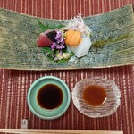 和 Asuka - お造り       初鰹、いか、うに、ミョウガ、大根、赤玉ねぎ