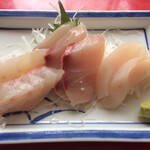 館山食堂 - 分厚い地魚の刺身 (タイ、カンパチ、メダイ)
