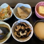 Gochisouya Mamesuke - 定食に付いている小鉢6品