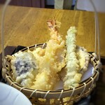 和風酒場 亀次郎 - ◆天ぷら・・海老1本、インゲン、茄子、etc.。衣が薄く、揚げたて。天つゆで頂きます。 揚げたては美味しいですね。