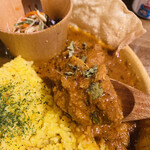 NOMSON CURRY - ゴロゴロとチキンが入った定番のノムソンカレーだすん✩.*˚