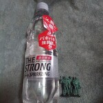 セブンイレブン - ドリンク写真:サントリー ザ・ストロング 天然水スパークリング 510ml_103円