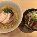 麺屋一燈 - 乾物と鶏出汁の冷やし＋バターたっぷりローストポークガーリックめし