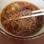 めん六や - かけそば370円　麺アップ