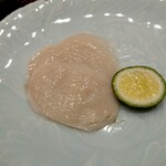 すし 良月 - 薄くスライスした鮑の貝柱