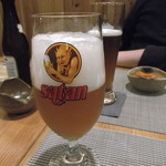 利き酒家 - サターンゴールドビールで乾杯。