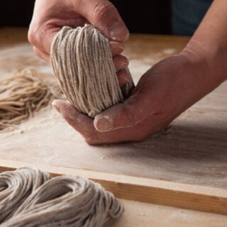 店内の蕎麦工房にて毎日打ちたてのお蕎麦をご提供します。