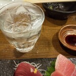 肴屋しんたく - 足が痛いから、早々と焼酎（笑）怒っちゃやーよ。