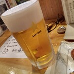 串焼 粂八 - パーフェクトエビス生大！　
            メニューには書いてませんがエビスも大で提供出来ますよと案内してくださり、エビスの生大を注文。
            泡がとってもクリーミーで滅茶ウマ！
            グラスはサッポロですが、中身はエビスです。