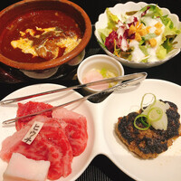 和牛料理 要 - ステーキ、ミニハンバーグ、ビーフシチュー、サラダ、漬物