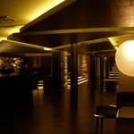 ロクザ - 夜のロビー&バー内