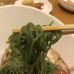 双龍居 - 翡翠が練り込まれた中華麺