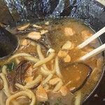 とんこつラーメンいしい - ガーリックチップ。いしいブレンド唐辛子、おろしニンニク溶いて。