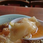 Rairai Ken - ワンタンは一口サイズ。キュッ！としたひき肉の塊感があります。ヒラヒラのところがスープに馴染んで美味しいです。
                        スープも透き通ってます。