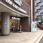 McDonald's - ミューザ川崎ビルの1階入り口部分、かなり目立つ場所にあります。