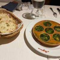 マンジャーモ - ムール貝のオーブン焼き、添えられたパンにソースを付けて食べると旨さ倍増ですよ。
                     