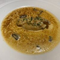 マンジャーモ - 魚料理はこの店イチオシの真鯛のシャンパンソース。
                       
                      香ばしい焼き色のソースはパンにつけて食べると止まらないおいしさです。