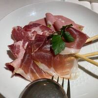 マンジャーモ - コースに追加したイタリアンハムの盛り合わせ、此処で飲み物はワインを注文して飲みなおしです。