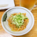 喜平 - お通しの中華くらげ。胡麻油の香りで、幸先よくビールが進む