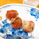 喜平 - ほっかぶり（￥330）。ミニトマトの鳥皮巻き、マトの酸味と、皮の脂が融合してマイルドに