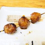 喜平 - つくね（￥220）。ふわりと柔らかなつくね。濃いめのタレがよく合う