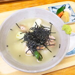 喜平 - ねぎまとり茶漬（￥825）。焼きたてのねぎまを投入。付いてくる漬物も美味