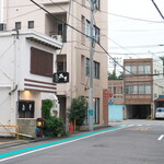 喜平 - 沼津駅から南西へ徒歩11分。この突き当たりの奥には、第一小学校がある