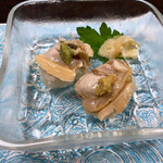 魚重楼 - 蛤の握り。ワサビと生姜が載ってます。