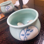 魚重楼 - 殻出しの柄をそろえるように取りに行かれました。